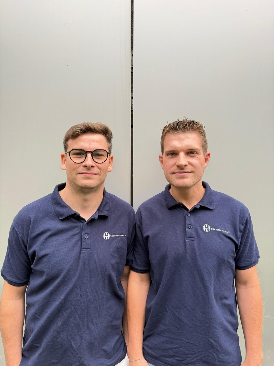 Das Team von Lüftungsheld in Firmen-Polohemden – Ihre Ansprechpartner für Lüftungsreinigung in NRW